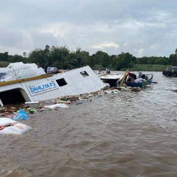 Proses evakuasi penumpang KM Dahliya F3 yang tenggelam di perairan Sungai Mahakam, Kamis (12/2/2026).