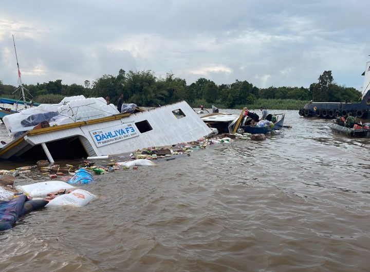 Proses evakuasi penumpang KM Dahliya F3 yang tenggelam di perairan Sungai Mahakam, Kamis (12/2/2026).