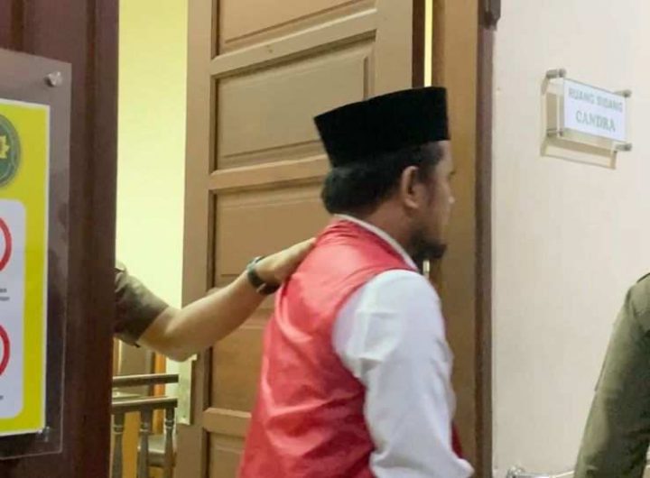 Pelaku pencabulan tujuh santri usai mengikuti sidang pembelaan (pleidoi) di Pengadilan Negeri Tenggarong.