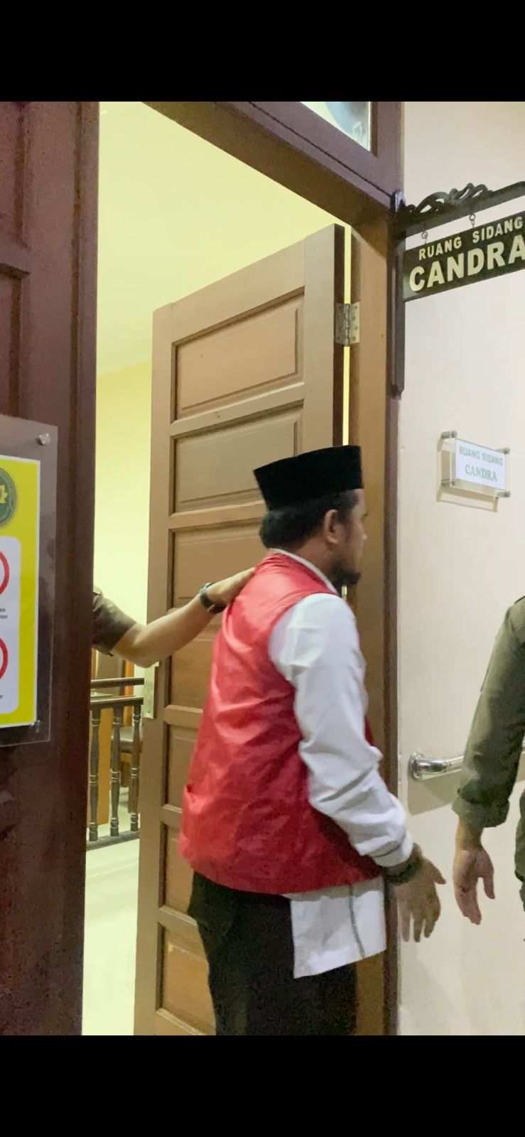 Pelaku pencabulan tujuh santri usai mengikuti sidang pembelaan (pleidoi) di Pengadilan Negeri Tenggarong.