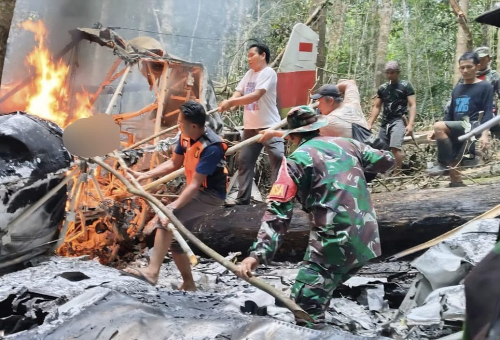 Proses evakuasi kecelakaan pesawat milik PT Pelita Air Service di wilayah Pa Remayo, Krayan Timur.