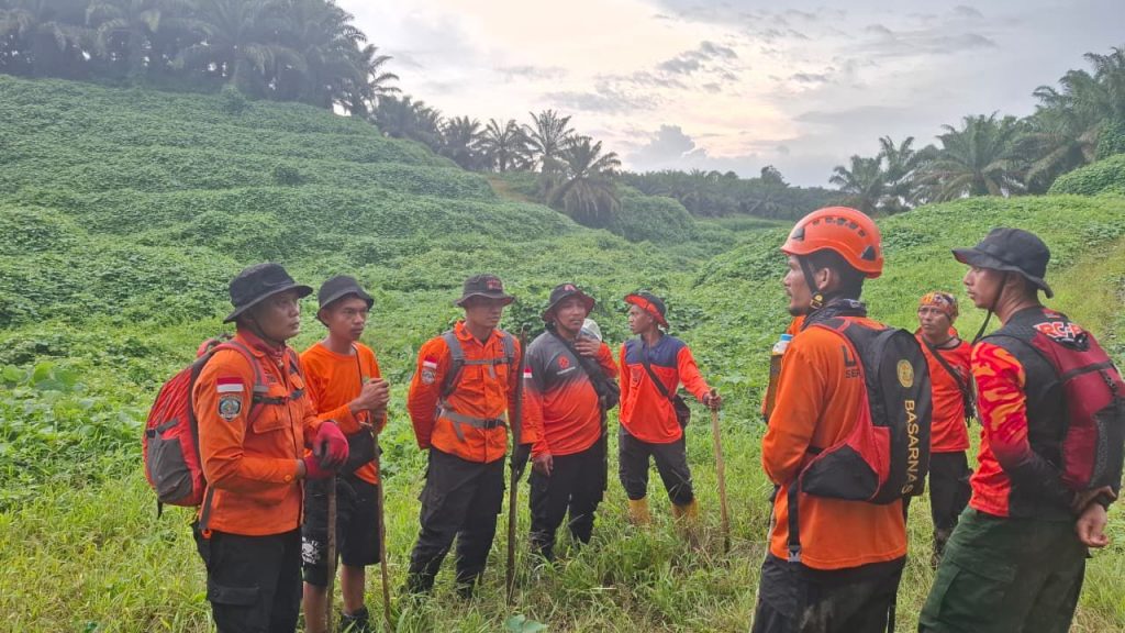 Upaya pencarian terus dilakukan Tim SAR Gabungan dengan menyisir titik-titik yang diduga dilalui korban di kawasan kebun sawit Desa Mekarti, Rabu (11/2/2026).