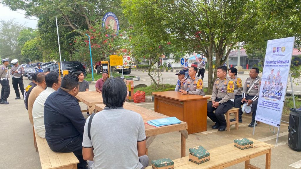 Satuan Lalu Lintas (Satlantas) Polres Kutai Kartanegara (Kukar) melaksanakan kegiatan Polantas Menyapa bersama driver travel dalam rangka Operasi Keselamatan Mahakam 2026 di Pos Pulau Kumala, Jalan KH Ahmad Muksin, Selasa (10/2/2026).