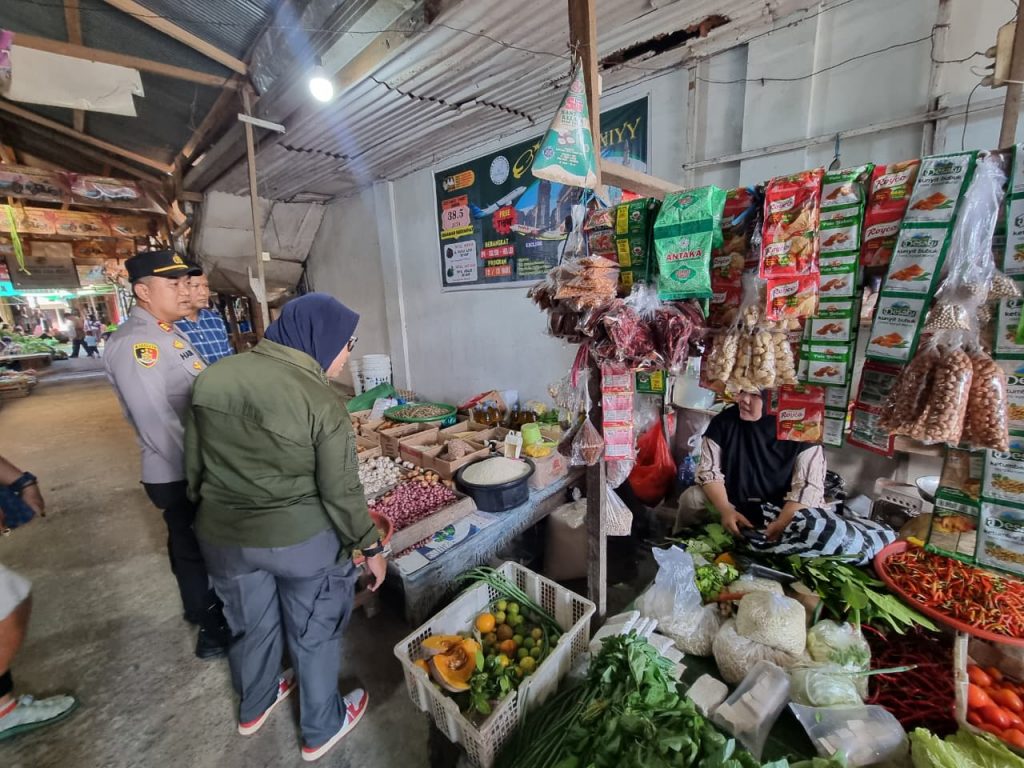 Polsek Loa Kulu bersama Muspika Kecamatan Loa Kulu mengecek harga dan stok sembako di Pasar Loa Kulu menjelang Ramadan 2026, Kamis (5/2/2026).