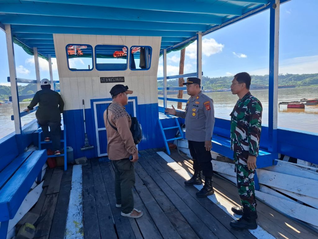 Polsek Loa Kulu melakukan pengecekan keamanan ferry penyeberangan di Kecamatan Loa Kulu, Kutai Kartanegara, Kamis (5/2/2026).