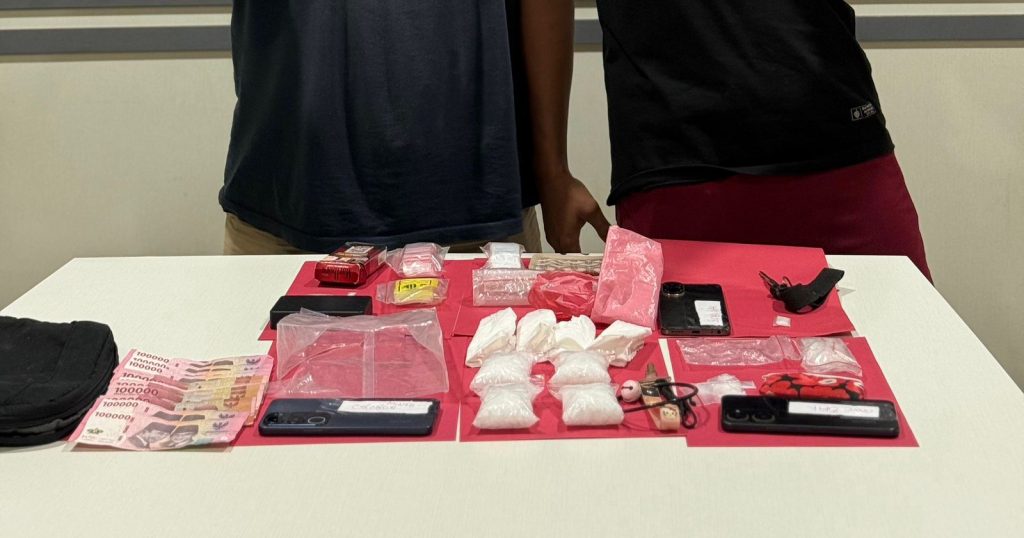 Polsek Muara Wahau mengamankan barang bukti sabu dengan total berat lebih dari 225 gram dalam pengungkapan kasus peredaran narkotika lintas kecamatan. (Dok. Polsek Muara Wahau)