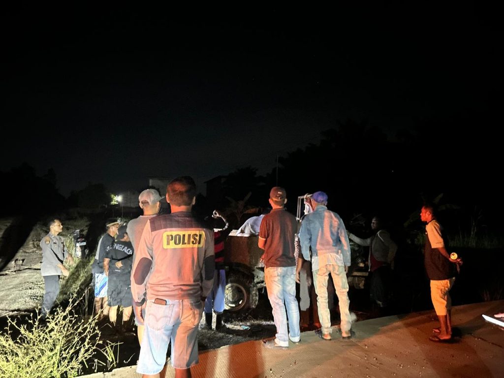 Proses evakuasi pria yang ditemukan meninggal dunia di kebun sawit Handil Nilam, Rabu (4/2/2026).