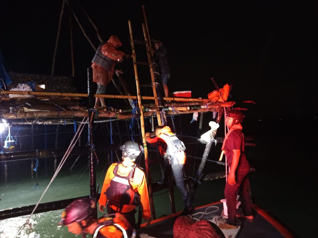 Proses evakuasi pemancing yang terjebak cuaca buruk di perairan Lamaru berlangsung pada Senin (2/2/2026).