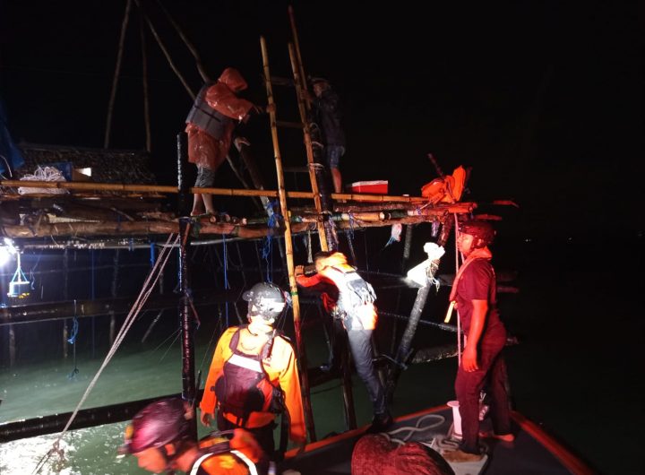 Proses evakuasi pemancing yang terjebak cuaca buruk di perairan Lamaru berlangsung pada Senin (2/2/2026).