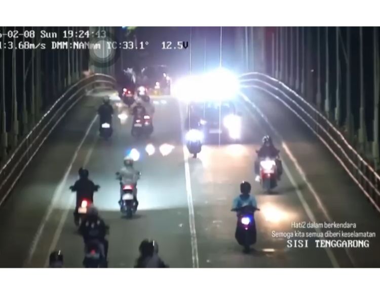 Tangkapan layar rekaman CCTV lokasi insiden kecelakaan di Jembatan Kutai Kartanegara.