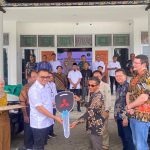 Bupati Kukar dr. Aulia Rahman Basri secara simbolis menyerahkan enam kendaraan operasional kepada KMP Kembang Janggut di Tenggarong, Rabu (11/2/2026).