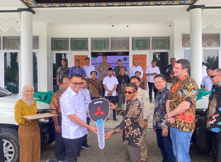 Bupati Kukar dr. Aulia Rahman Basri secara simbolis menyerahkan enam kendaraan operasional kepada KMP Kembang Janggut di Tenggarong, Rabu (11/2/2026).
