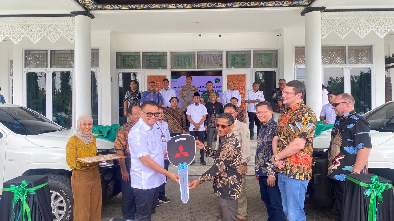 Bupati Kukar dr. Aulia Rahman Basri secara simbolis menyerahkan enam kendaraan operasional kepada KMP Kembang Janggut di Tenggarong, Rabu (11/2/2026).