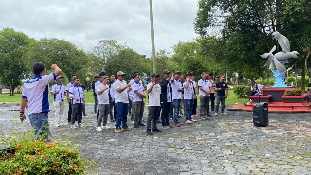 Aksi unjuk rasa buruh FSPMI Kukar berlangsung di depan Gedung DPRD Kukar, Senin (2/2/2026).