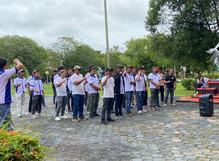 Aksi unjuk rasa buruh FSPMI Kukar berlangsung di depan Gedung DPRD Kukar, Senin (2/2/2026).