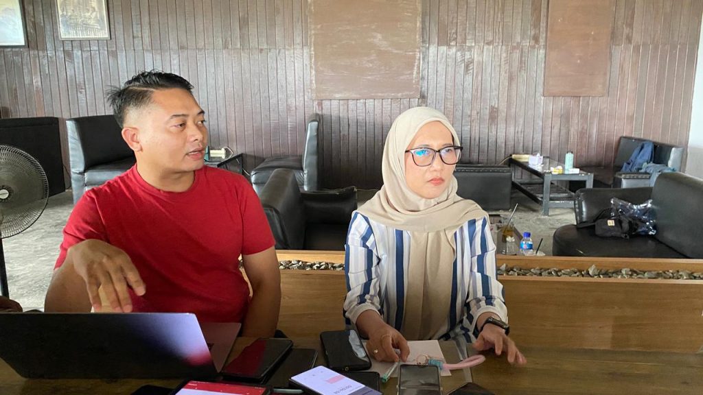 Kepala Bidang Pemberdayaan UMKM, Santi Effendi, bersama rekannya saat memberikan keterangan kepada awak media.