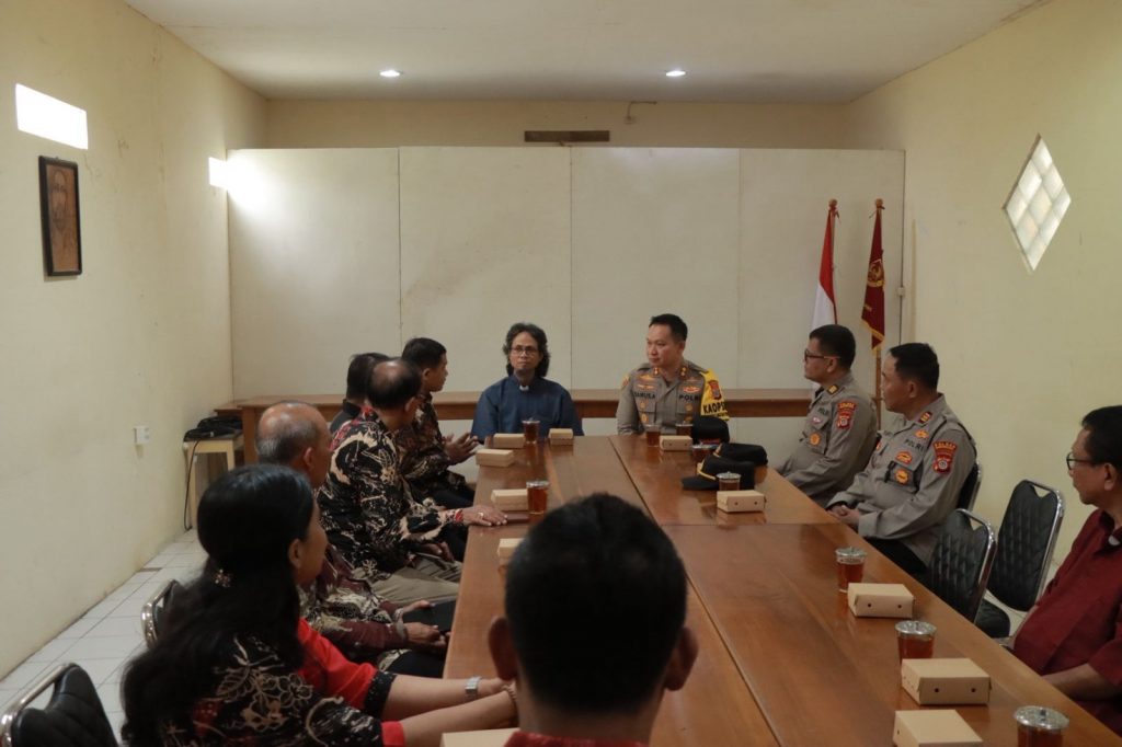 Suasana kegiatan Wedangan lan Ngobrol Bareng Kapolres Gunungkidul AKBP Damus Asa bersama pengurus BKS Gereja-gereja Kristen Gunungkidul di GKJ Wiladeg, Karangmojo.