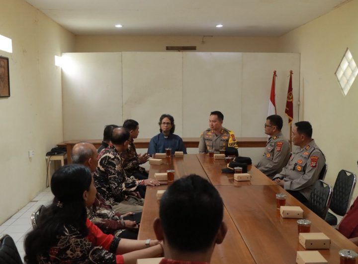 Suasana kegiatan Wedangan lan Ngobrol Bareng Kapolres Gunungkidul AKBP Damus Asa bersama pengurus BKS Gereja-gereja Kristen Gunungkidul di GKJ Wiladeg, Karangmojo.