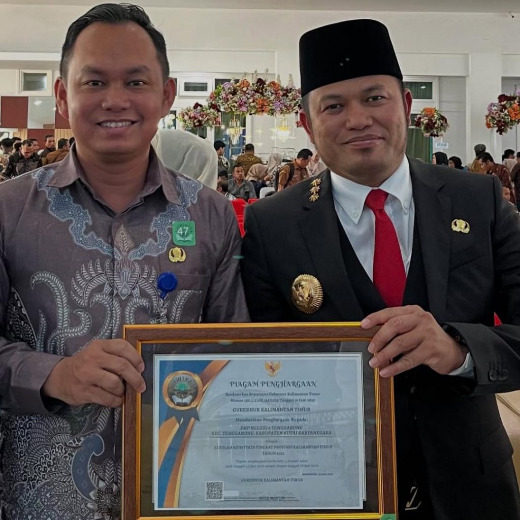 Kepala Sekolah SMP Negeri 6 Tenggarong James Marpaung menerima penghargaan Sekolah Adiwiyata Provinsi Kalimantan Timur Tahun 2025.