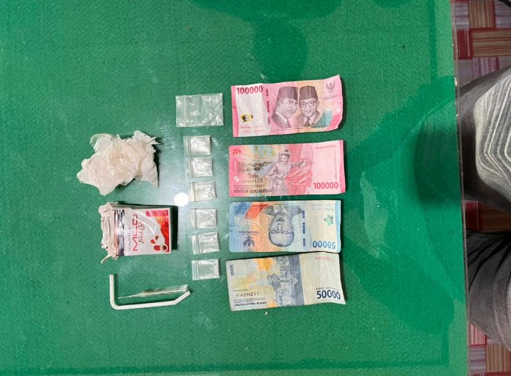 Barang bukti berupa paket sabu siap edar dan alat pendukung turut diamankan aparat kepolisian.