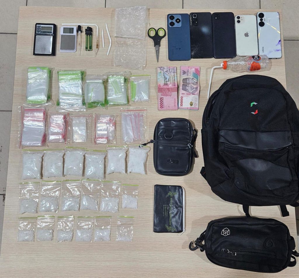 Barang bukti sabu beserta peralatan yang diamankan petugas dari lokasi penggerebekan.