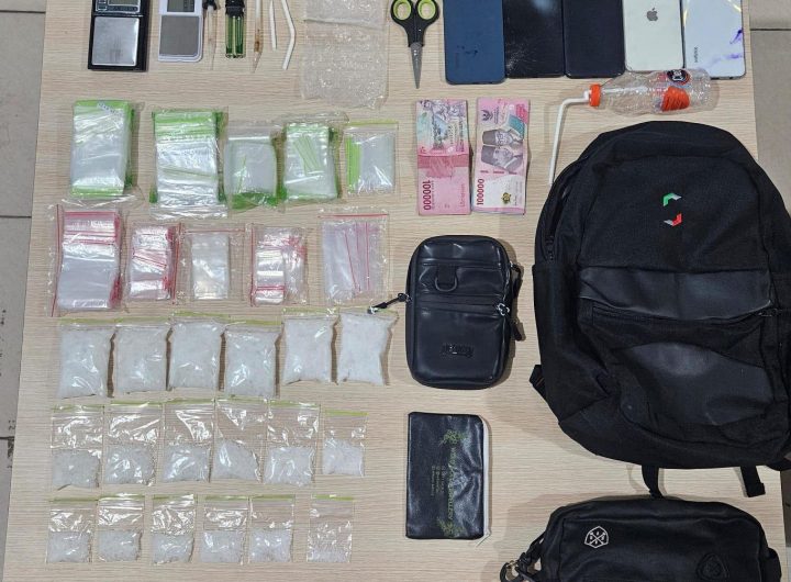 Barang bukti sabu beserta peralatan yang diamankan petugas dari lokasi penggerebekan.