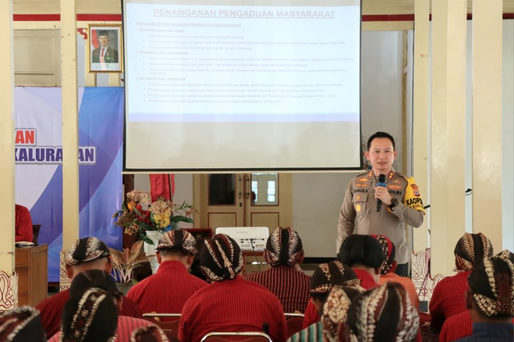 Kapolres Gunungkidul, Damus Asa, menyampaikan materi terkait penanganan pengaduan masyarakat dan pencegahan tindak pidana dalam penyelenggaraan pemerintahan kalurahan di Bangsal Sewokoprojo, Wonosari.