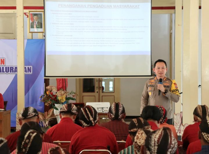 Kapolres Gunungkidul, Damus Asa, menyampaikan materi terkait penanganan pengaduan masyarakat dan pencegahan tindak pidana dalam penyelenggaraan pemerintahan kalurahan di Bangsal Sewokoprojo, Wonosari.