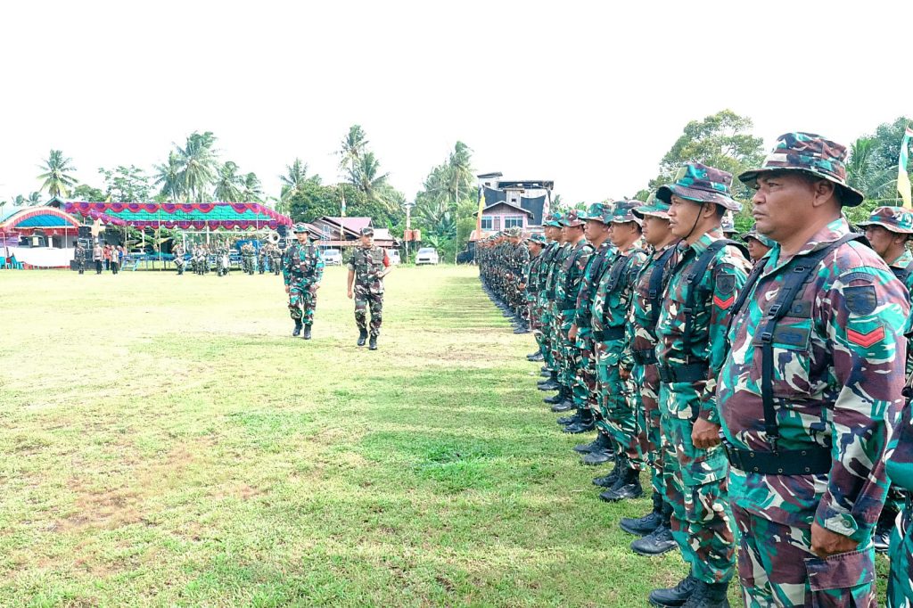 Upacara penutupan Program TNI Manunggal Membangun Desa (TMMD) ke-127 Tahun 2026 oleh Kodim 0912/Kutai Barat di Lapangan Sepak Bola Linggang Amer, Kecamatan Linggang Bigung, Kabupaten Kutai Barat, Rabu (11/3/2026).