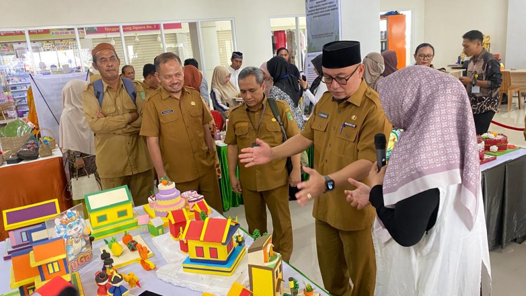 Pameran dan Bepolahan Kerajinan Daur Ulang digelar Pemkab Kukar di Tangga Arung Square, Tenggarong, Selasa (10/3/2026).