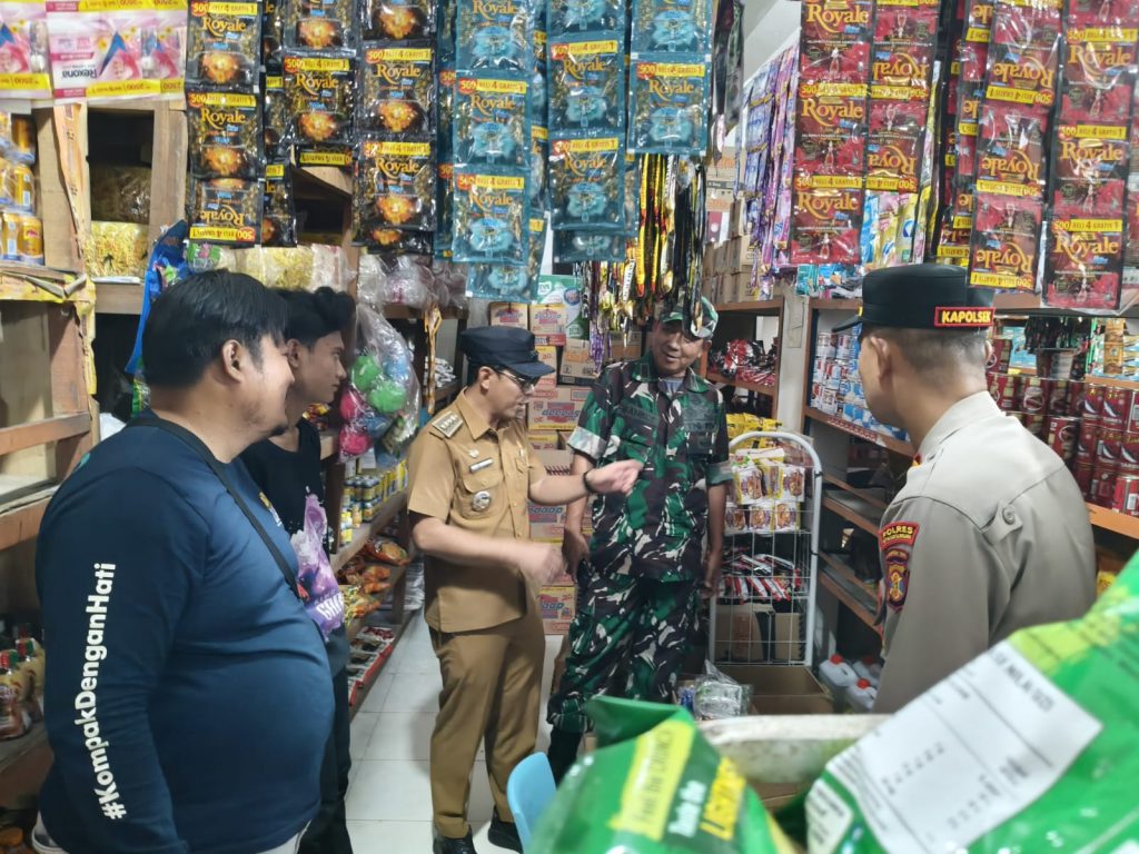 Kegiatan pemantauan harga bahan pokok di toko sembako milik warga di Desa Loa Janan Ulu.