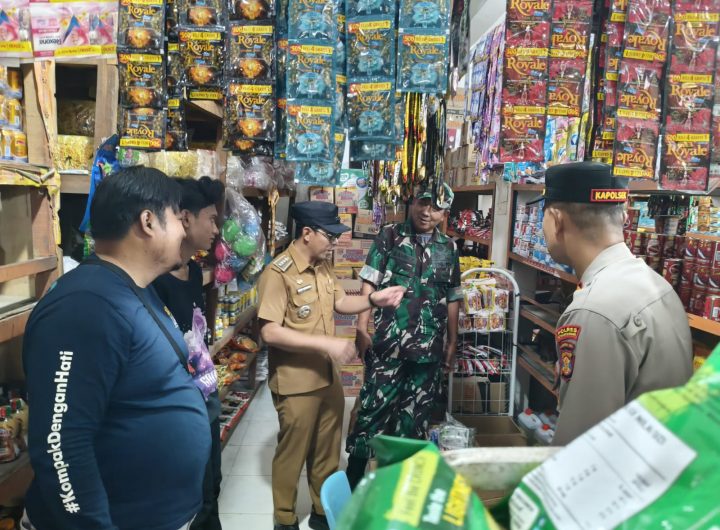 Kegiatan pemantauan harga bahan pokok di toko sembako milik warga di Desa Loa Janan Ulu.