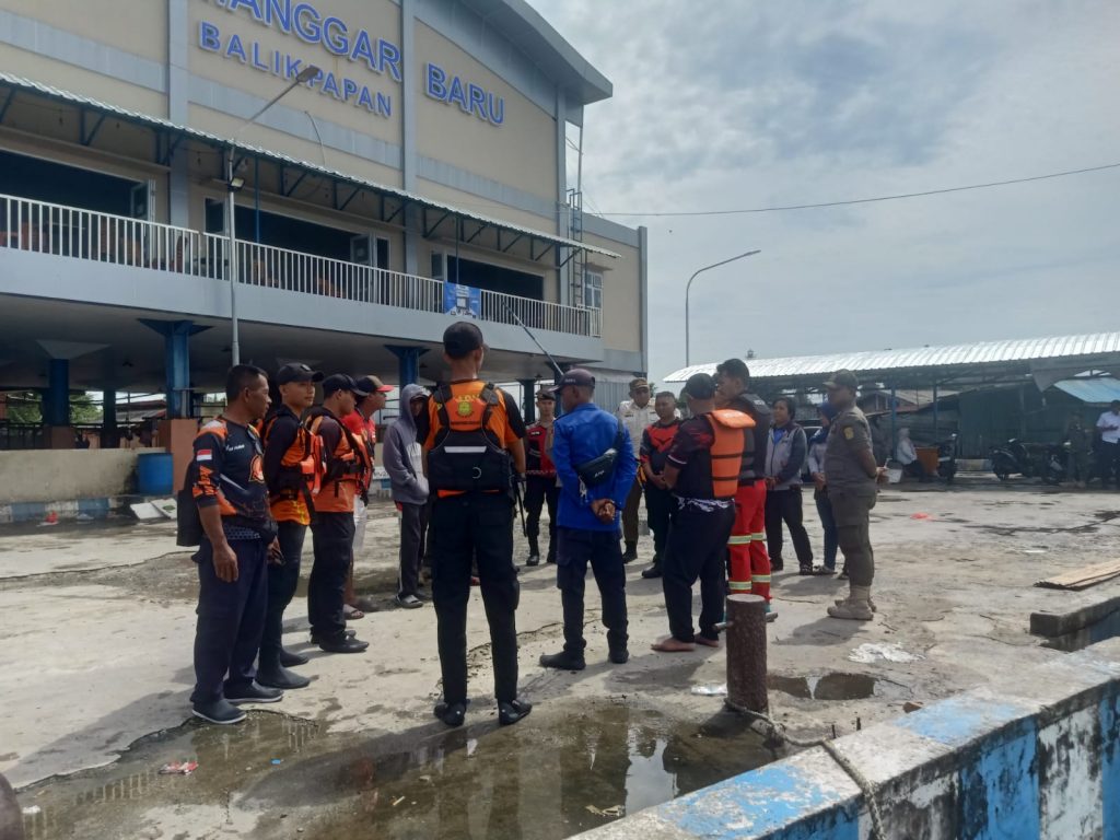 Petugas SAR gabungan melakukan koordinasi sebelum melanjutkan pencarian korban yang dilaporkan terjatuh ke laut di perairan Balikpapan.