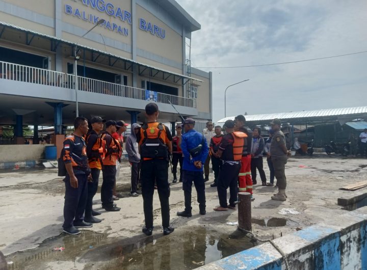 Petugas SAR gabungan melakukan koordinasi sebelum melanjutkan pencarian korban yang dilaporkan terjatuh ke laut di perairan Balikpapan.