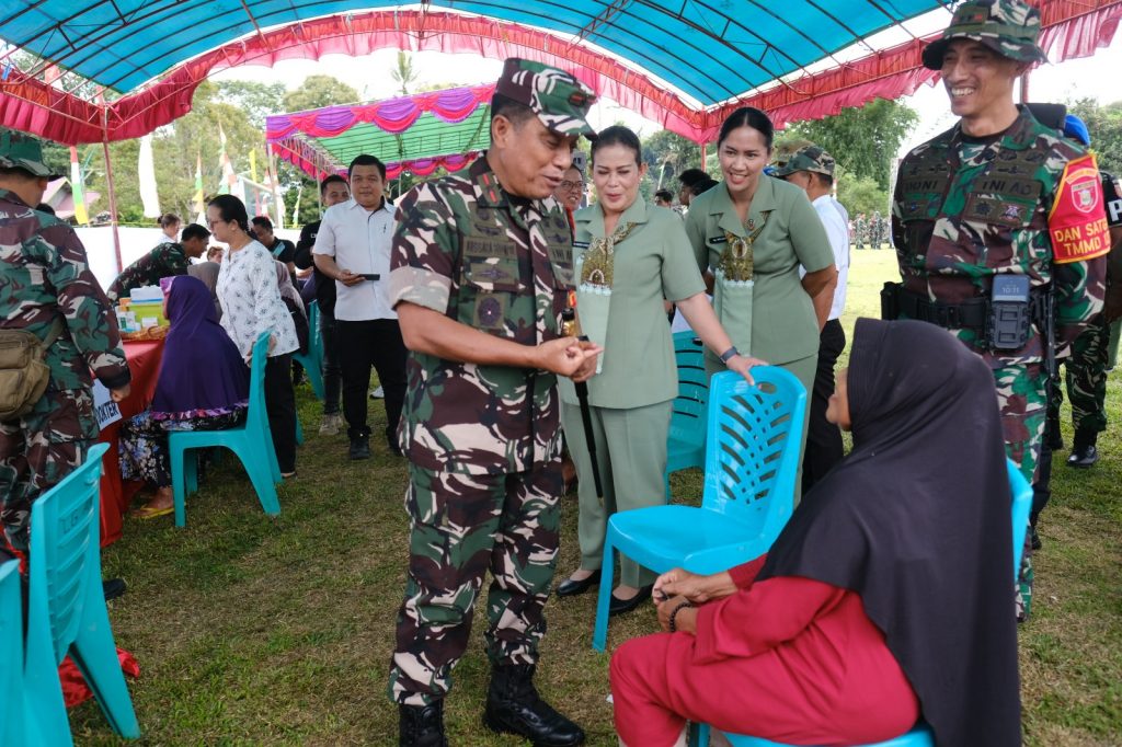 Danrem 091/Aji Surya Natakesuma Brigjen TNI Anggara Sitompul meninjau kegiatan pengobatan gratis dan bazar murah di Kampung Linggang Amer, Kecamatan Linggang Bigung, Rabu (11/3/2026).