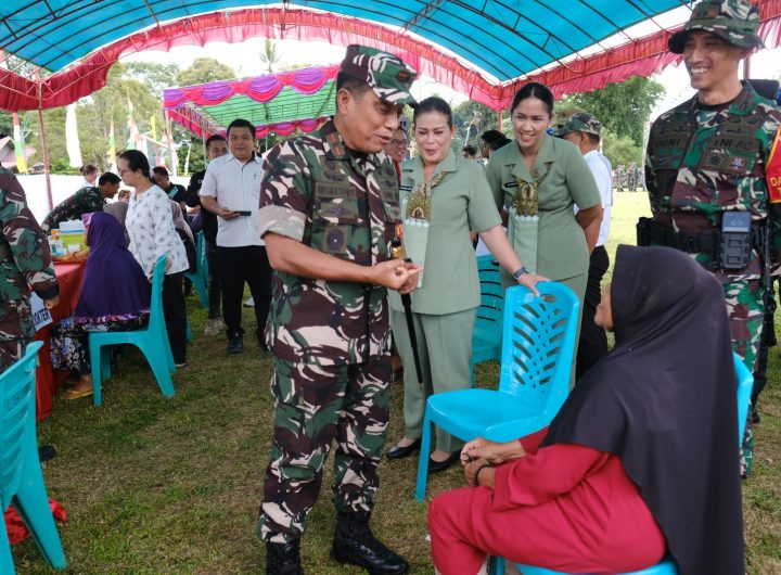Danrem 091/Aji Surya Natakesuma Brigjen TNI Anggara Sitompul meninjau kegiatan pengobatan gratis dan bazar murah di Kampung Linggang Amer, Kecamatan Linggang Bigung, Rabu (11/3/2026).