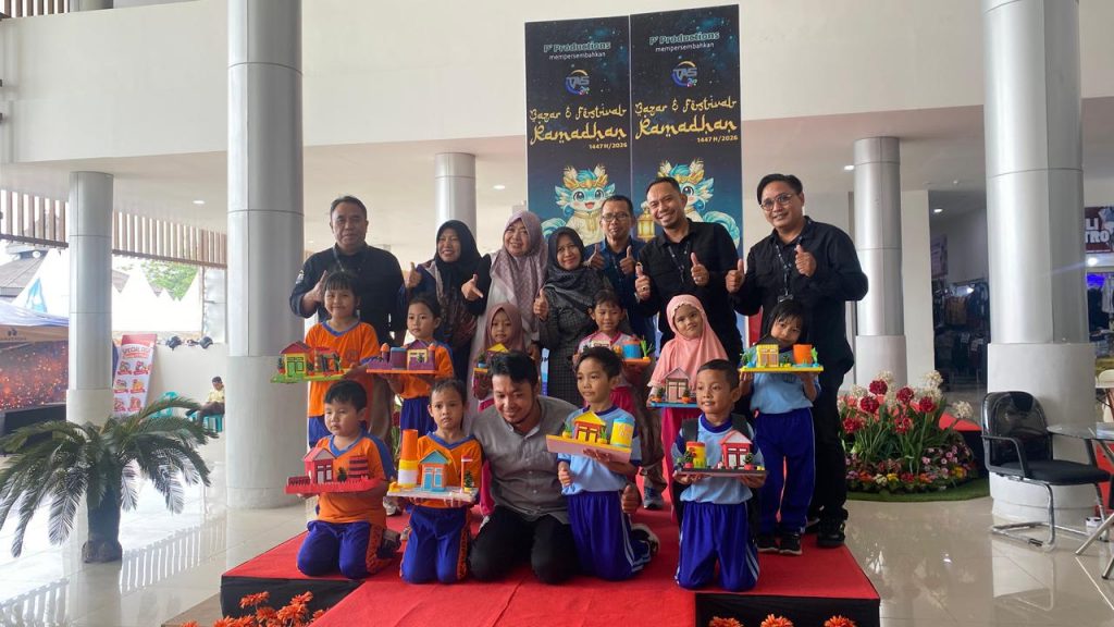 Kegiatan pameran dan pengolahan kerajinan daur ulang di Tenggarong Square, Tenggarong, Selasa (10/3/2026).