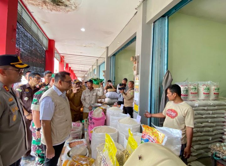 Bupati Kukar cek harga dan stok bahan pokok di Pasar Mangkurawang.