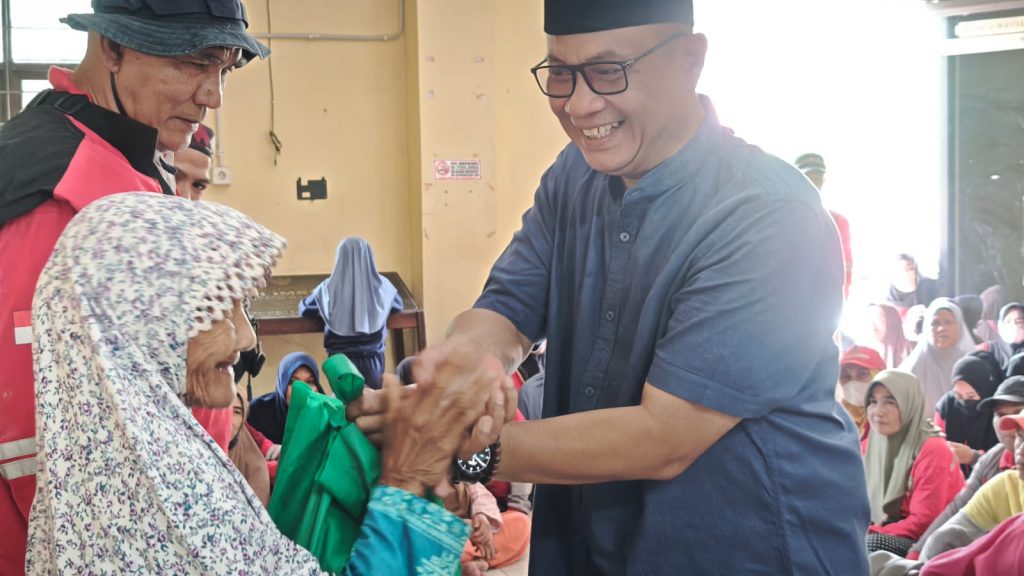 Pemerintah Kabupaten Kutai Kartanegara menyalurkan bingkisan sembako kepada petugas kebersihan sebagai bentuk perhatian menjelang Idulfitri 1447 Hijriah.