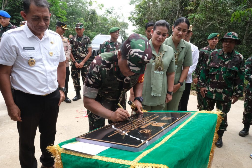 Danrem 091/Aji Surya Natakesuma Brigjen TNI Anggara Sitompul meresmikan hasil pembangunan semenisasi jalan program TMMD ke-127 Kodim 0912/Kutai Barat di Kampung Linggang Amer, Kecamatan Linggang Bigung, Rabu (11/3/2026).