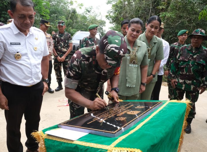 Danrem 091/Aji Surya Natakesuma Brigjen TNI Anggara Sitompul meresmikan hasil pembangunan semenisasi jalan program TMMD ke-127 Kodim 0912/Kutai Barat di Kampung Linggang Amer, Kecamatan Linggang Bigung, Rabu (11/3/2026).