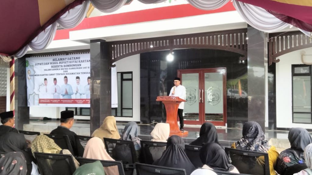 Bupati Kutai Kartanegara, Aulia Rahman Basri, meresmikan Kantor Camat Terpadu Kecamatan Tenggarong Seberang, Sabtu (28/2/2026).