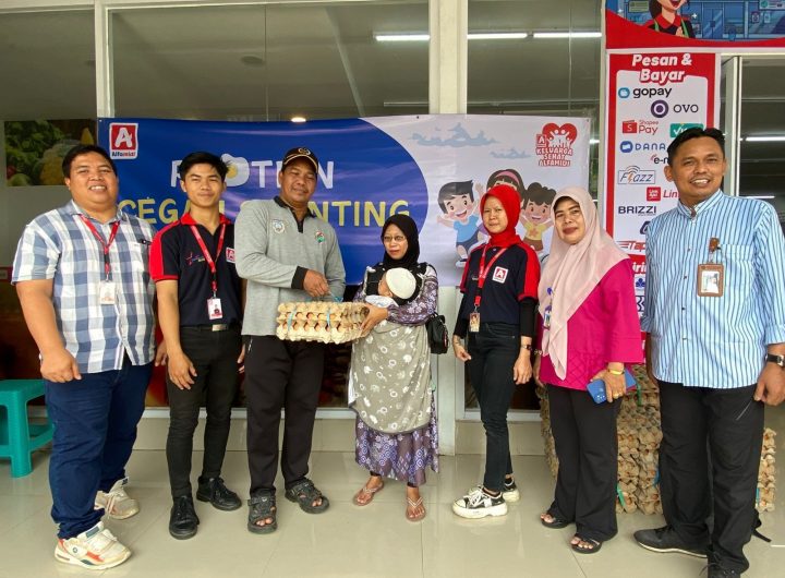 Penyerahan bantuan telur oleh Alfamidi Cabang Samarinda kepada balita dalam program pencegahan stunting di Kabupaten Banjar, Kalimantan Selatan, Kamis (5/3/2026). (Ist)