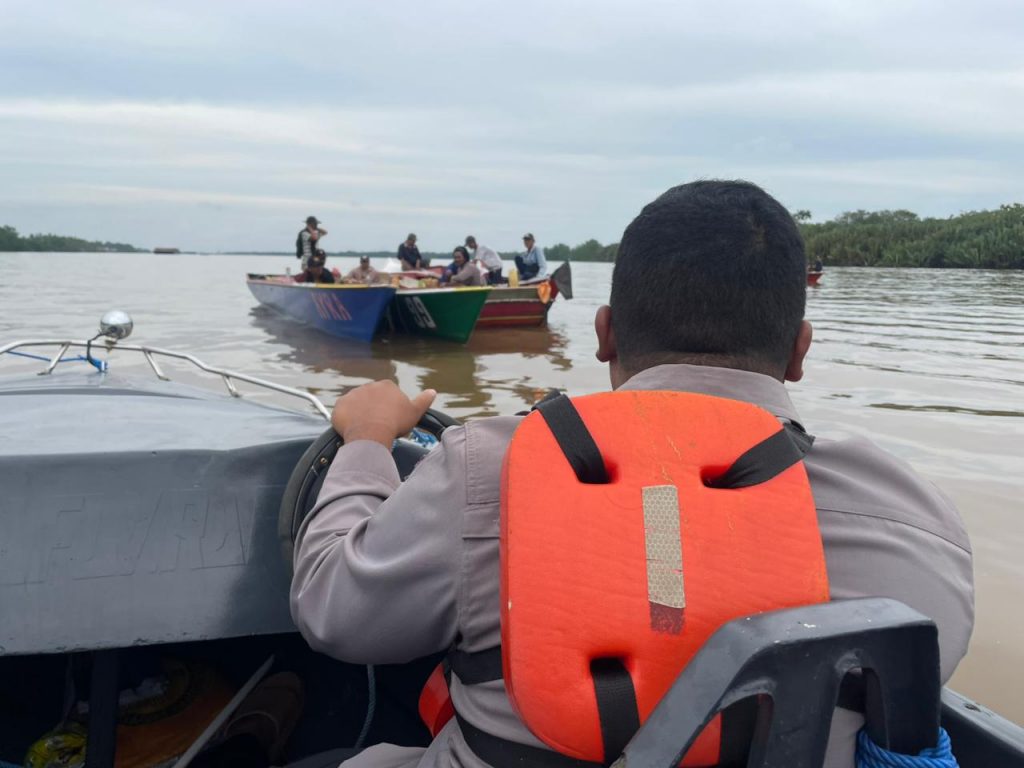 Suasana proses pencarian korban oleh tim SAR gabungan di lokasi kejadian.