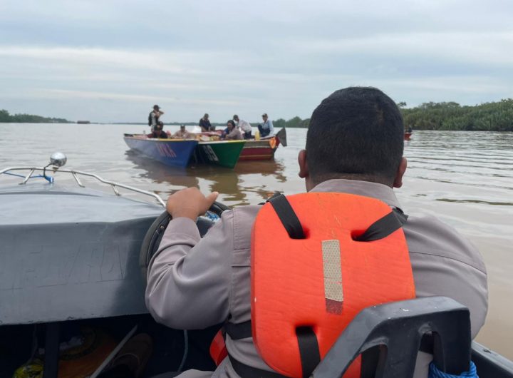 Suasana proses pencarian korban oleh tim SAR gabungan di lokasi kejadian.