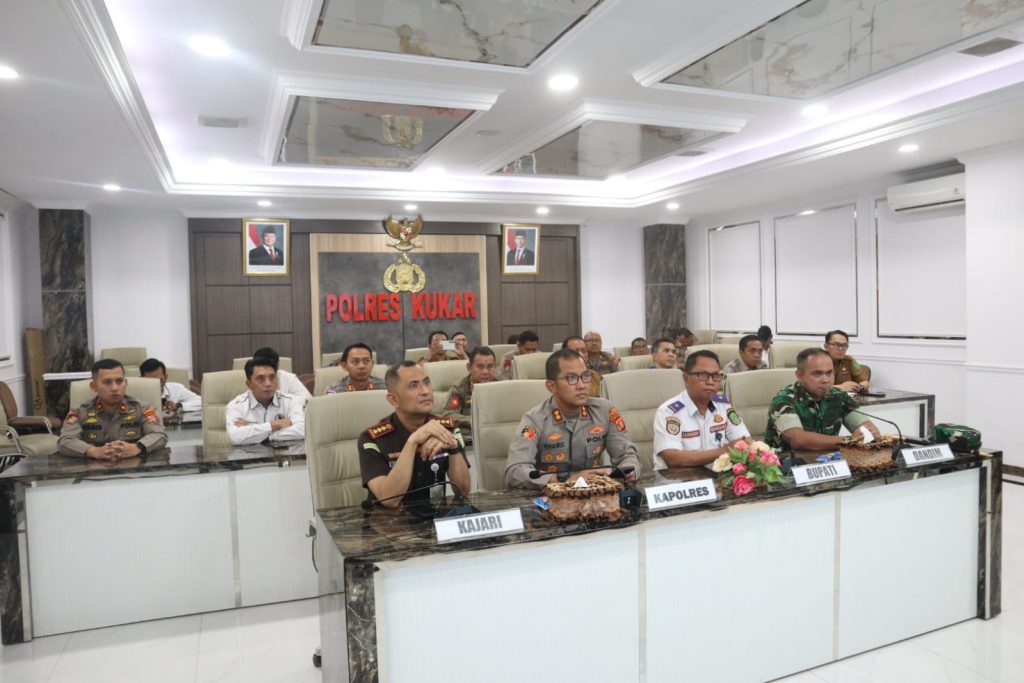 Kepolisian Resor (Polres) Kutai Kartanegara bersama unsur Forkopimda dan OPD menggelar Rapat Koordinasi Lintas Sektoral Bidang Operasional Ops Ketupat 2026 guna mematangkan pengamanan Idulfitri 1447 Hijriah.