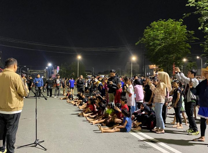 Suasana Ramadan Street Run Kukar 2026 di depan Kedaton Kesultanan Kutai, Jalan Monumen Timur, Tenggarong, Sabtu (14/3/2026) malam.