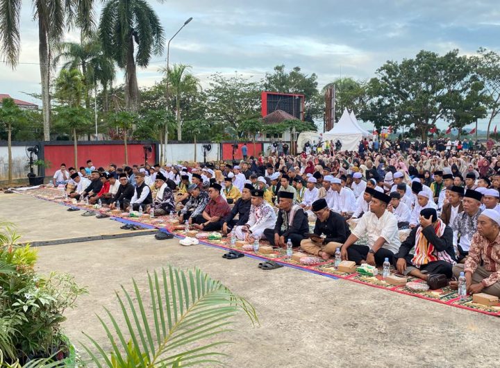 Suasana kebersamaan dalam kegiatan buka puasa bersama DPC PDI Perjuangan Kukar yang digelar di Jalan Robert Wolter Monginsidi, Kelurahan Timbau, Tenggarong, Senin (2/3/2026).