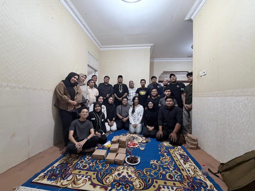 Suasana kebersamaan dalam kegiatan buka puasa bersama dan syukuran sekretariat baru Persatuan Wartawan Indonesia (PWI) Kutai Kartanegara di Jalan Lais, Kelurahan Timbau, Tenggarong, Minggu (8/3/2026).