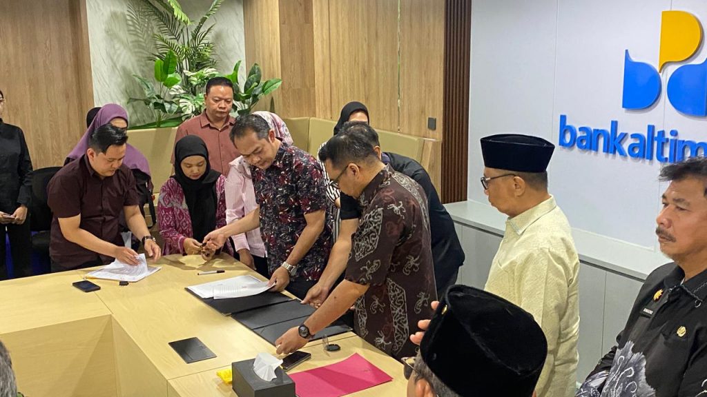 Penandatanganan akad kredit antara Pemkab Kukar dan PT BPD Bankaltim Kaltara di Kantor BPD Bankaltim Kaltara Cabang Tenggarong, Jumat (13/3/2026).